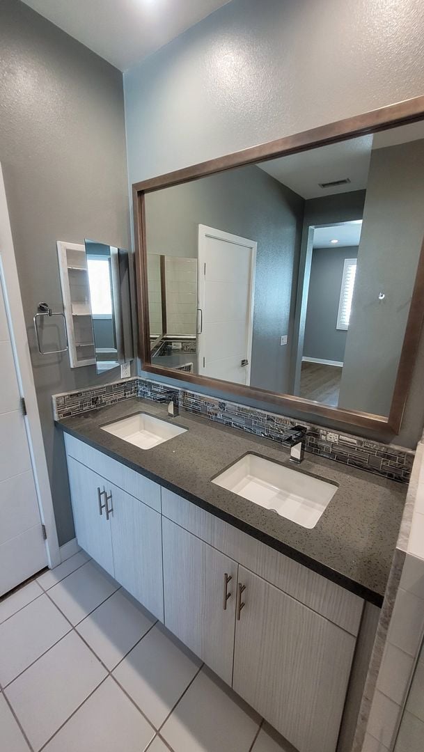 Building Photo - Available! Modern Tri-Level Smart Townhome – Montebello South 1/2 Months FREE