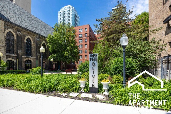 Building Photo - 1140 N La Salle Dr