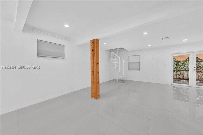 Building Photo - 348 Palm St