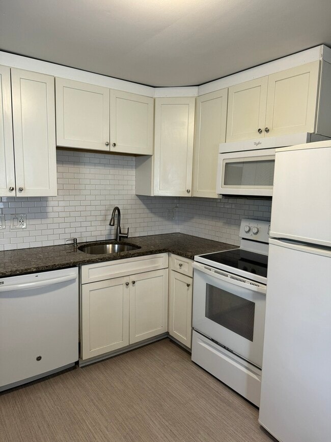 Building Photo - 1810 28th Ave N