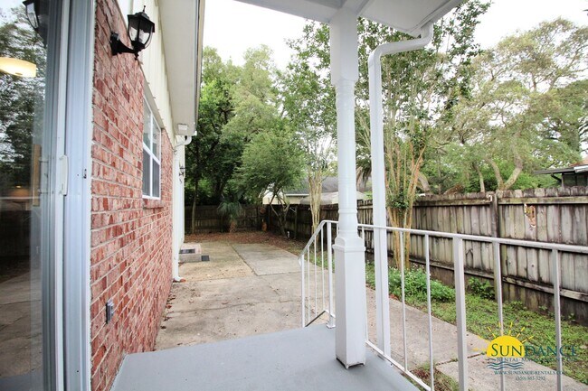 Building Photo - Stunning 4 Bedroom Home in Fort Walton Beach