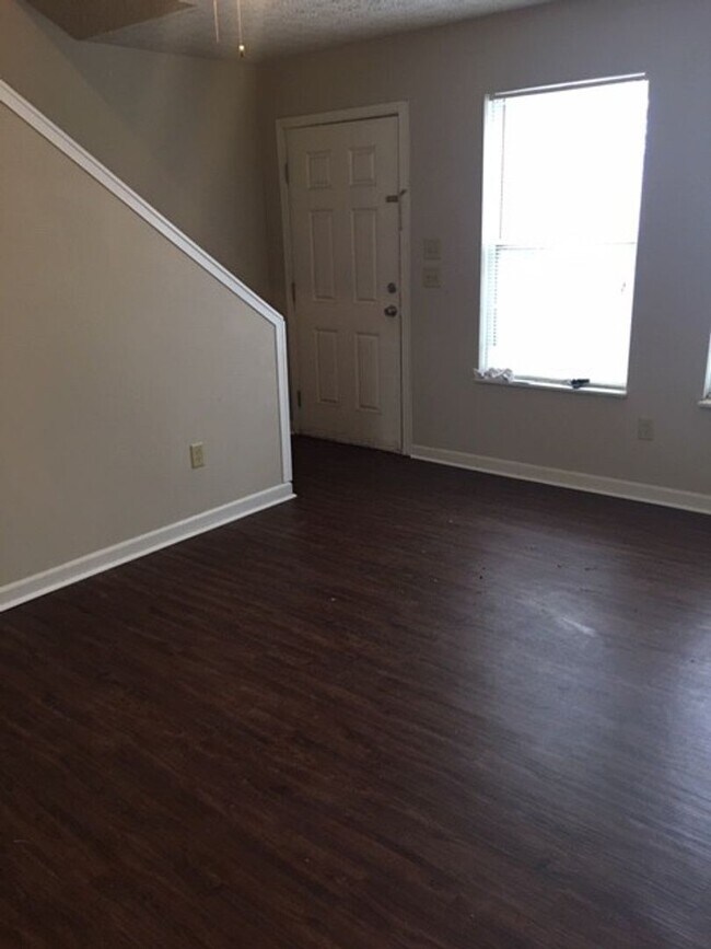 Building Photo - Knoxville 37920 - 2 bedroom, 1.5 bath townhome - Contact Lisa Vineyard and Shannon Russell (865) ...