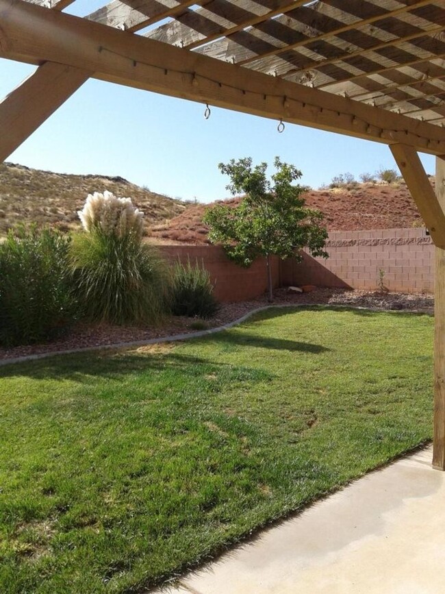 Building Photo - 3 bed 2 bath in Coral Canyon