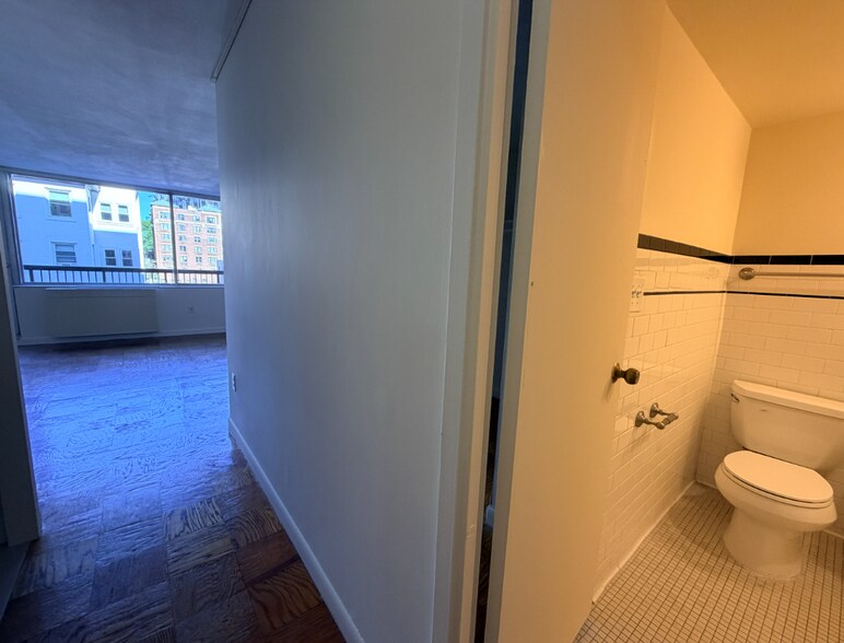 Building Photo - 16 Monmouth Ct