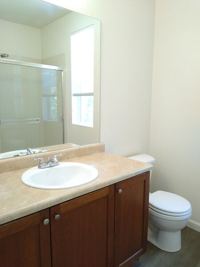 Building Photo - Beautiful and Spacious 3 Bedroom 2 Bath To...