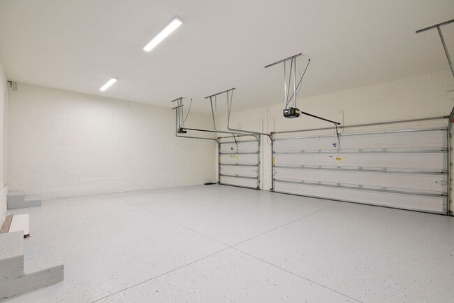 Building Photo - Modern 1/1 Garage Apartment Living with 1 Car Garage in the Heart of Laureate Park!