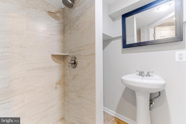 Building Photo - 1819 Light St