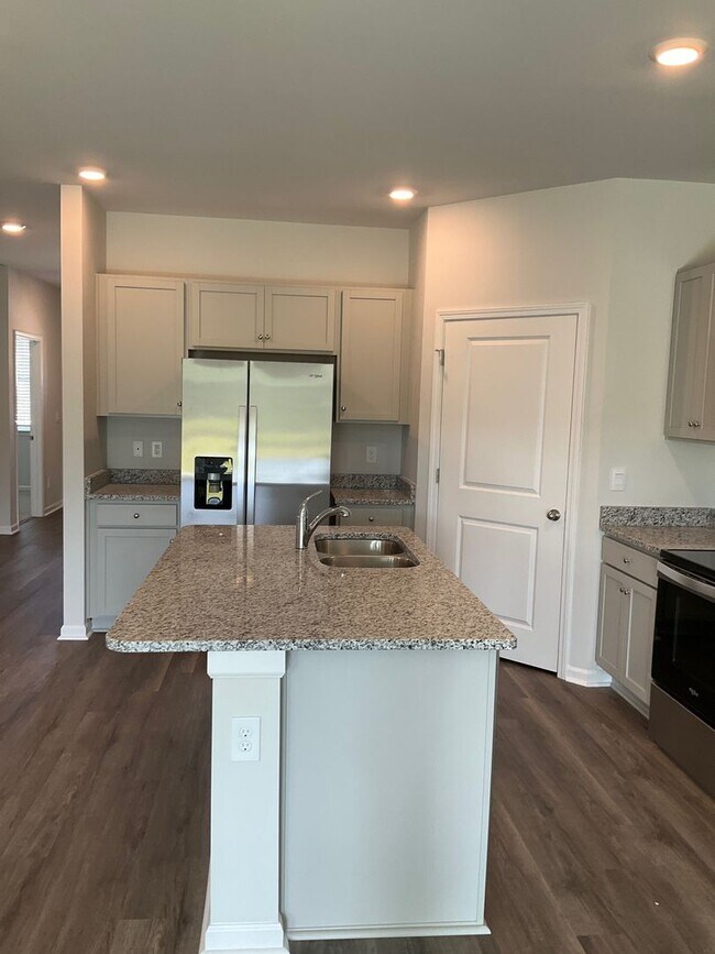 Building Photo - Welcome to this stunning townhouse in Leland, NC!