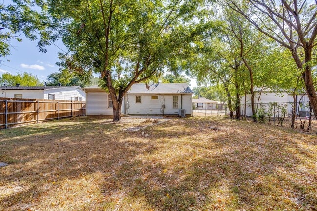 Building Photo - 3109 Dogwood Park Dr