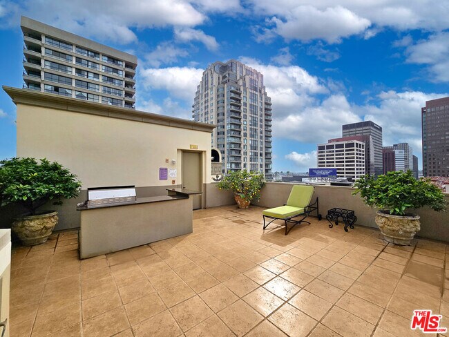 Building Photo - 10795 Wilshire Blvd