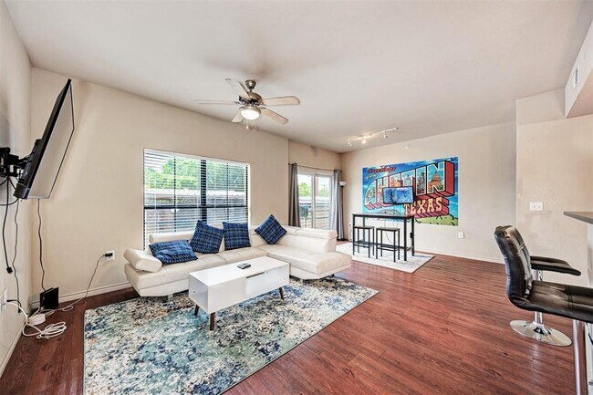 Building Photo - 5117 N Lamar Blvd