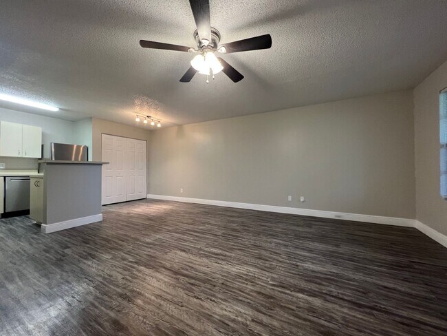 Building Photo - 2/1 Condo in Gated Lakefront Altamonte Com...