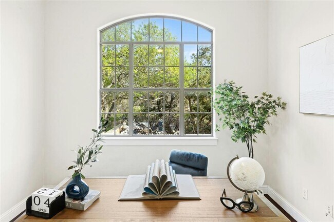 Building Photo - 1420 Mirador
