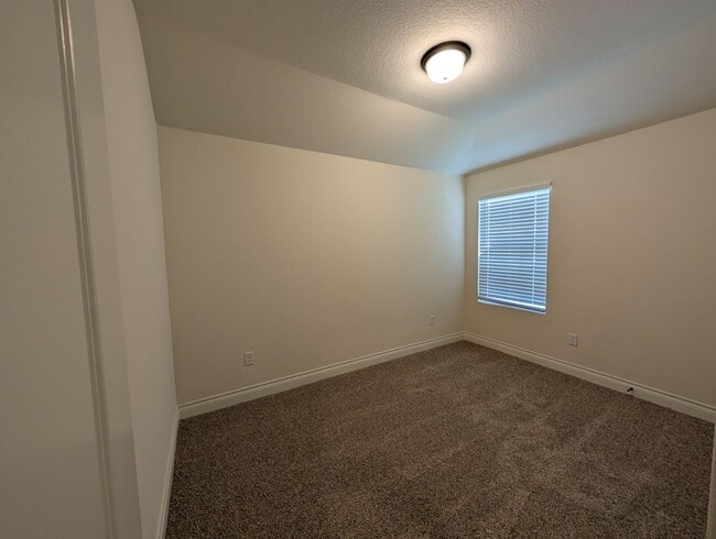 Building Photo - 1 MONTH FREE RENT / Close to HWY for Commu...