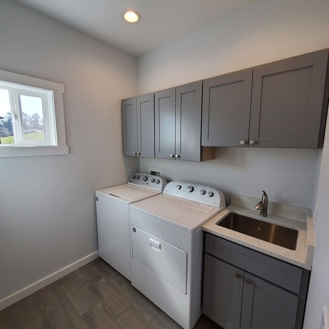 Building Photo - Dog friendly Lakeview 3 Bed: 2Bath w/2 Car...