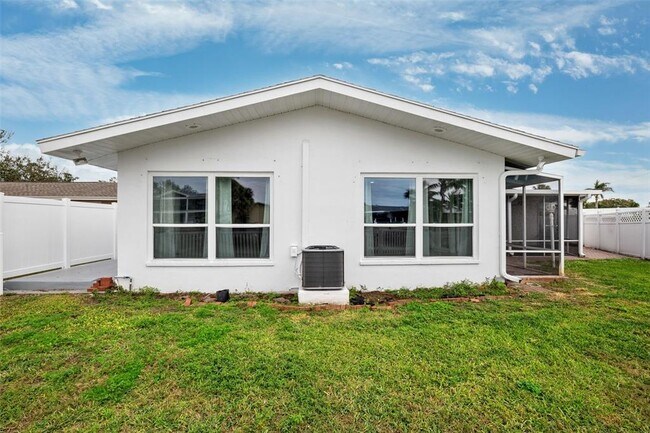 Building Photo - 4000 14th Way NE