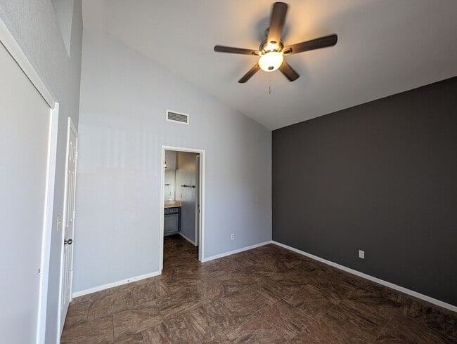 Building Photo - 2 Bedroom Condo in the Sonoma Village Comm...
