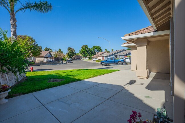 Building Photo - BEAUTIFUL 4 BEDROOM HOME WITH SWIMMING POOL!