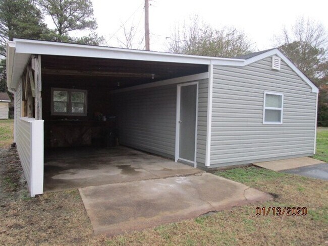 Building Photo - Deep Creek South