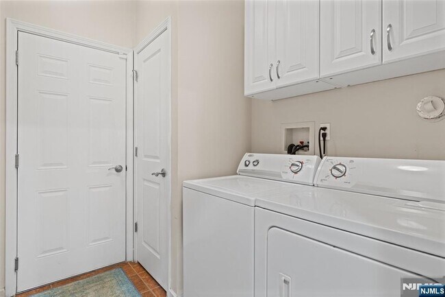 Building Photo - 407 River Place