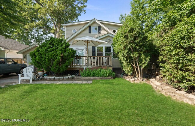 Building Photo - 517 Laurel Ave