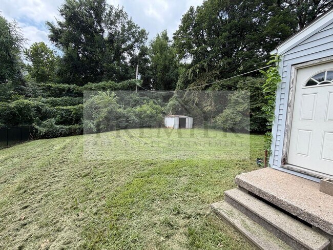 Building Photo - 504 N Westwood Dr