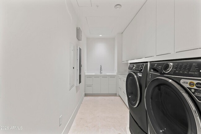 Building Photo - 6587 N Palmeraie Blvd