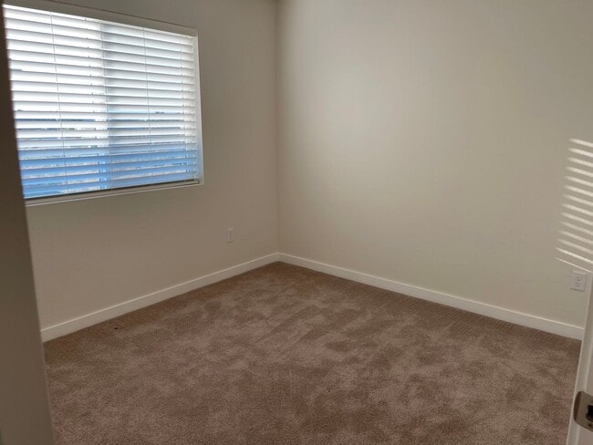 Building Photo - End Townhouse Unit in South Medford/Phoenix Area