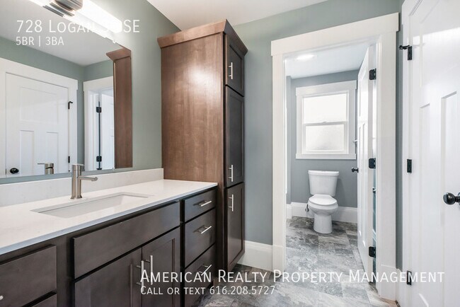 Building Photo - 728 Logan St SE