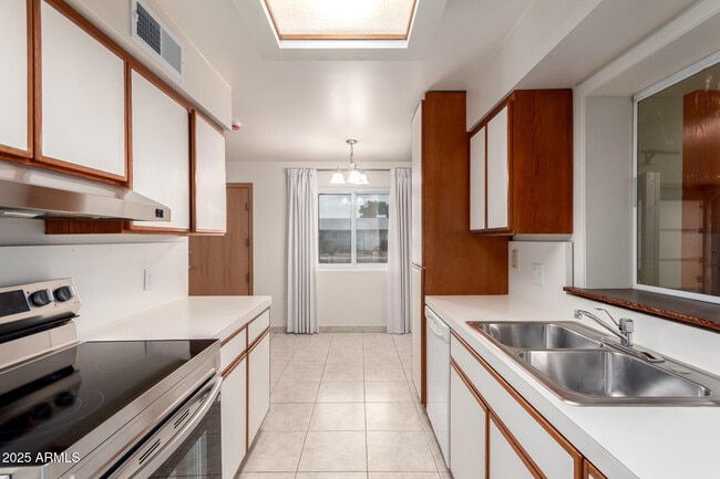 Building Photo - 1122 E Marny Rd