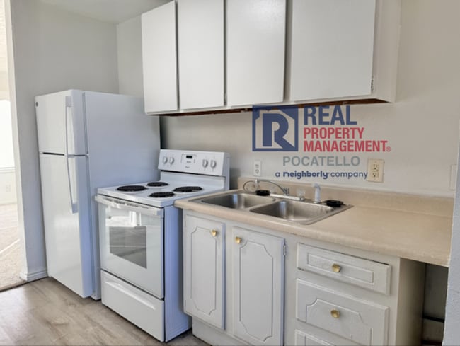 Building Photo - 5 bed 1.5 bath house - Pet Friendly