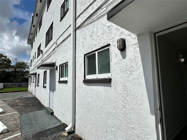 Building Photo - 1400 NE 56th St