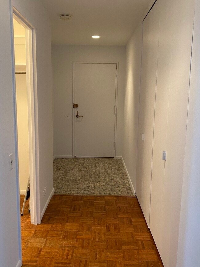 Building Photo - 260 E Chestnut St