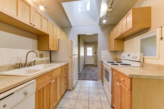 Building Photo - Beautiful and LARGE 4 bed 3 bath Home in Desirable Table Mesa Neighborhood with Full Basement.