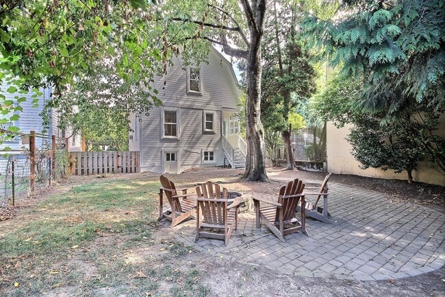 Building Photo - Charming Victorian home with private driveway