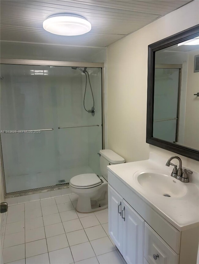 Building Photo - 303 Racquet Club Rd