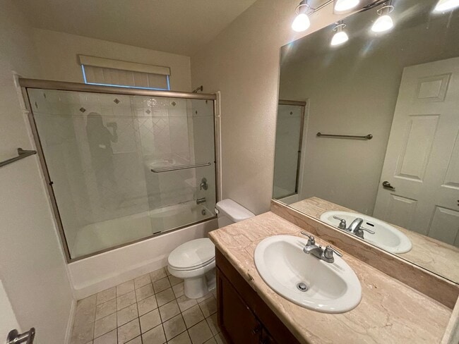 Building Photo - 863 Park Walk Ave