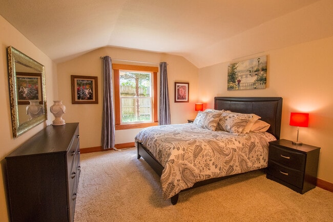 Building Photo - Zara's Cottage: Fully Furnished,  blocks t...