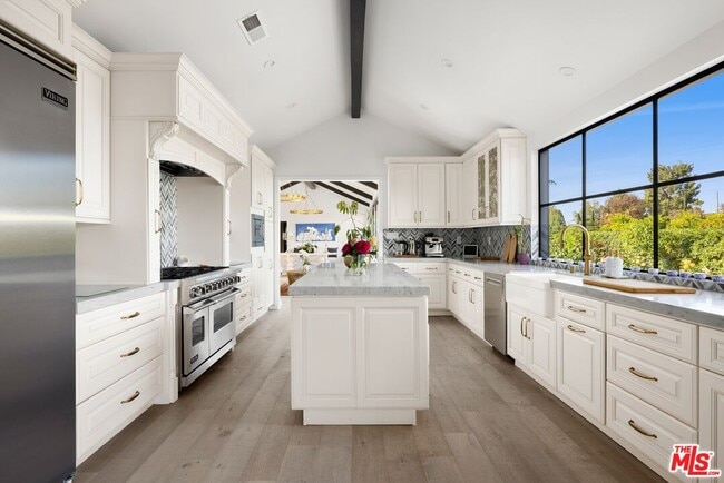 Building Photo - 15438 Mulholland Dr