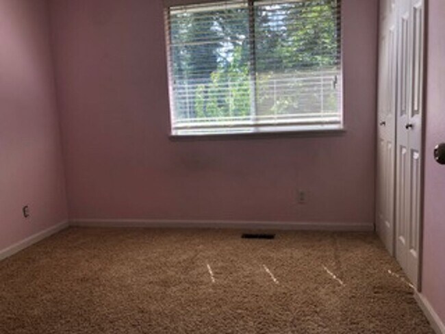 Building Photo - Spacious 4 bedroom in Finn Hill/Juanita area in a cul-de-sac with large backyard