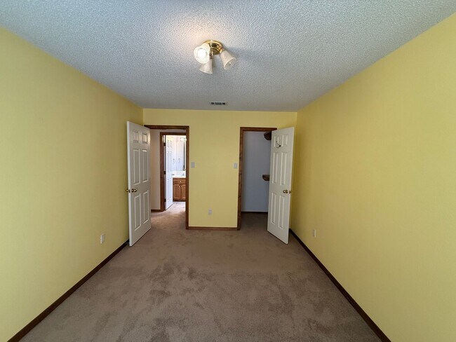 Building Photo - Beautiful 4 Bedroom Home Located in the Zi...