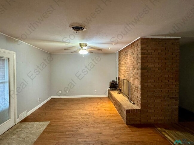 Building Photo - Beautiful 3 bedroom 2 bath brick home- PET...