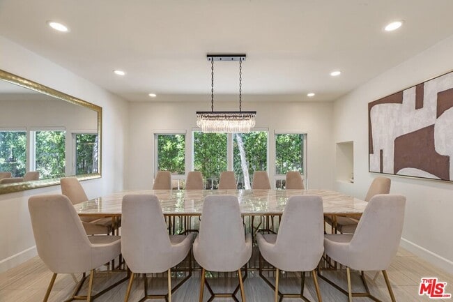 Building Photo - 703 N Maple Dr