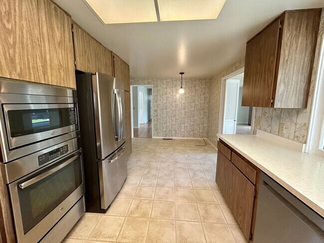 Building Photo - Welcome to this charming 3-bedroom, 2-bath home located in a desirable Oakmont 55+ adult community