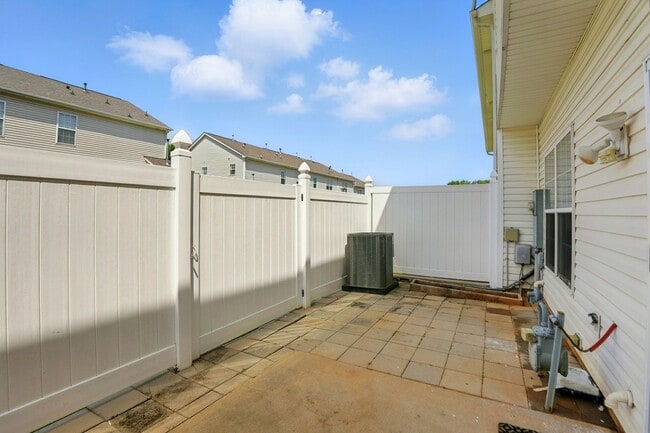 Building Photo - 2 Bedroom Townhome in Pineville!
