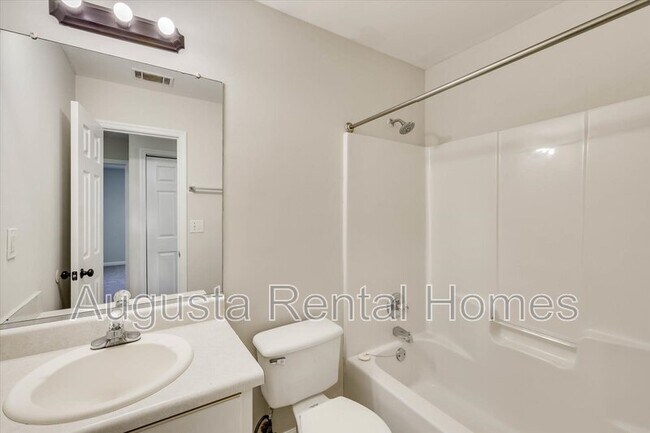 Building Photo - 2811 Bennington Dr