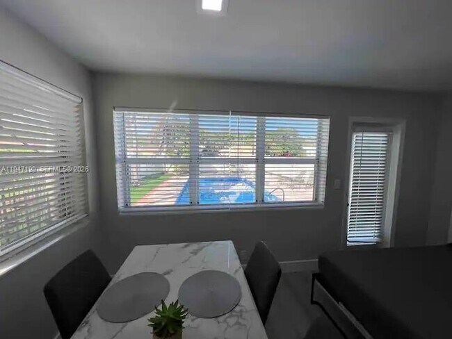 Building Photo - 1925 Dewey St