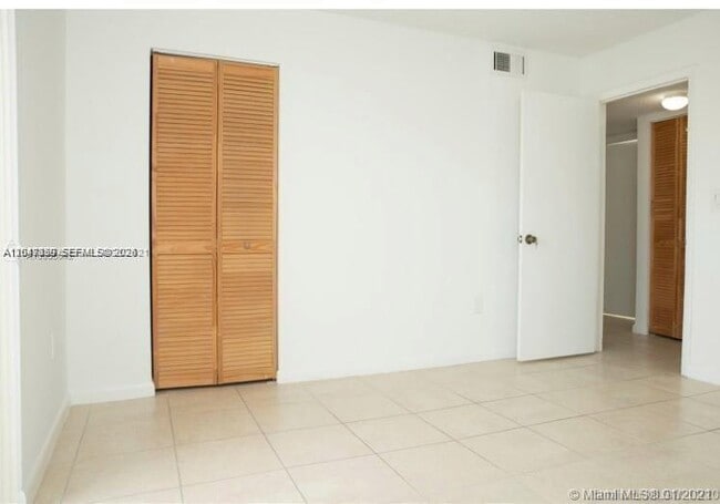 Building Photo - 9365 Fontainebleau Blvd