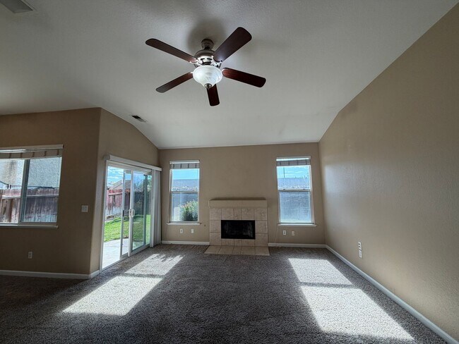 Building Photo - Single story home in Salida!