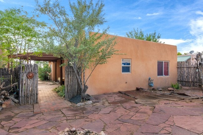 Building Photo - Cute Single Family Home Available now!
